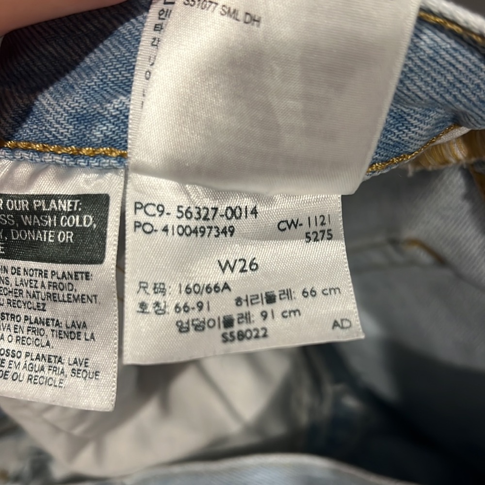 Levi’s Ripped Ripcage Shorts - Picture 5 of 5